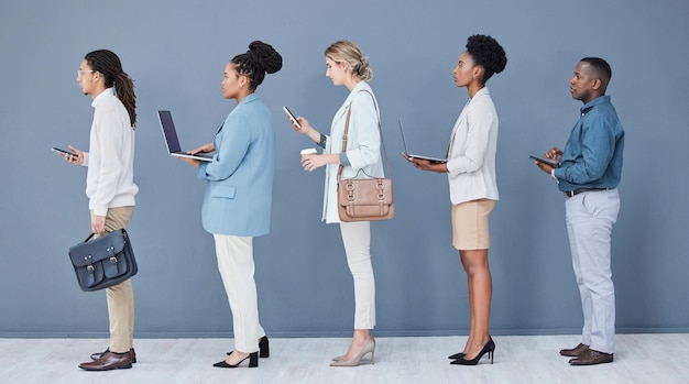 Foto diversidade de pessoas de negócios e entrevista de emprego esperando na fila de recrutamento ou linha de tecnologia de rh vaga homens e mulheres na contratação de recursos humanos ou no escritório de integração no telefone, laptop ou tablet