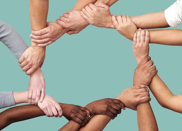 Foto diversidade de pessoas e mãos juntas em colaboração de trabalho em equipe para confiança contra um fundo de estúdio grupo diversificado de mãos dadas em unidade ou solidariedade para comunidade ou acordo em círculo na maquete