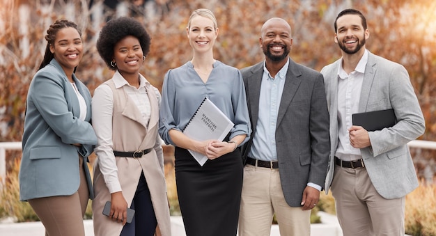 Foto diversidade de retrato e liderança com uma equipe de negócios ao ar livre para desenvolvimento corporativo colaboração de gerenciamento e sorriso com um grupo feliz de colegas profissionais do lado de fora no outono