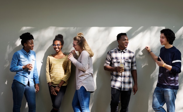 Diversidade de trabalho em equipe do grupo de pessoas de amigos