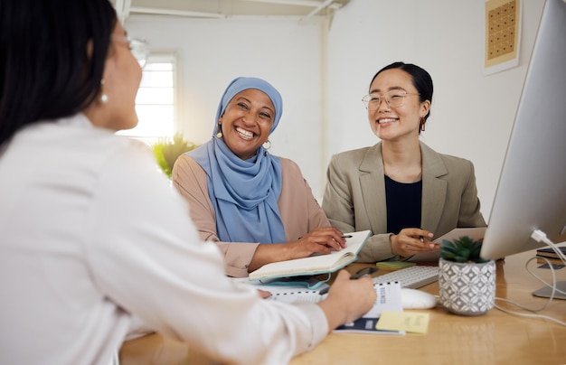 Diversidade do trabalho em equipe e mulheres de negócios em uma reunião para planejamento ou estratégia em seu escritório profissional Colaboração de marketing ou design com uma equipe criativa no local de trabalho para gerenciamento