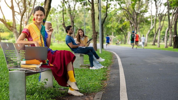 Diversidade lgbtq gay transexual estude ao ar livre no parque jovem estudante ao ar livre trabalhando fora estudante fiends sentado no parque para trabalho coletivo com notebooks e telefone inteligente