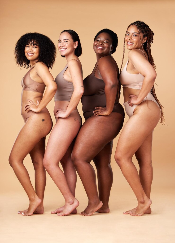 Foto diversidade mulheres pele e corpo positividade retrato de amigos juntos para inclusão beleza e poder grupo de modelos de roupas íntimas em fundo bege com orgulho de celulite e motivação para amor próprio
