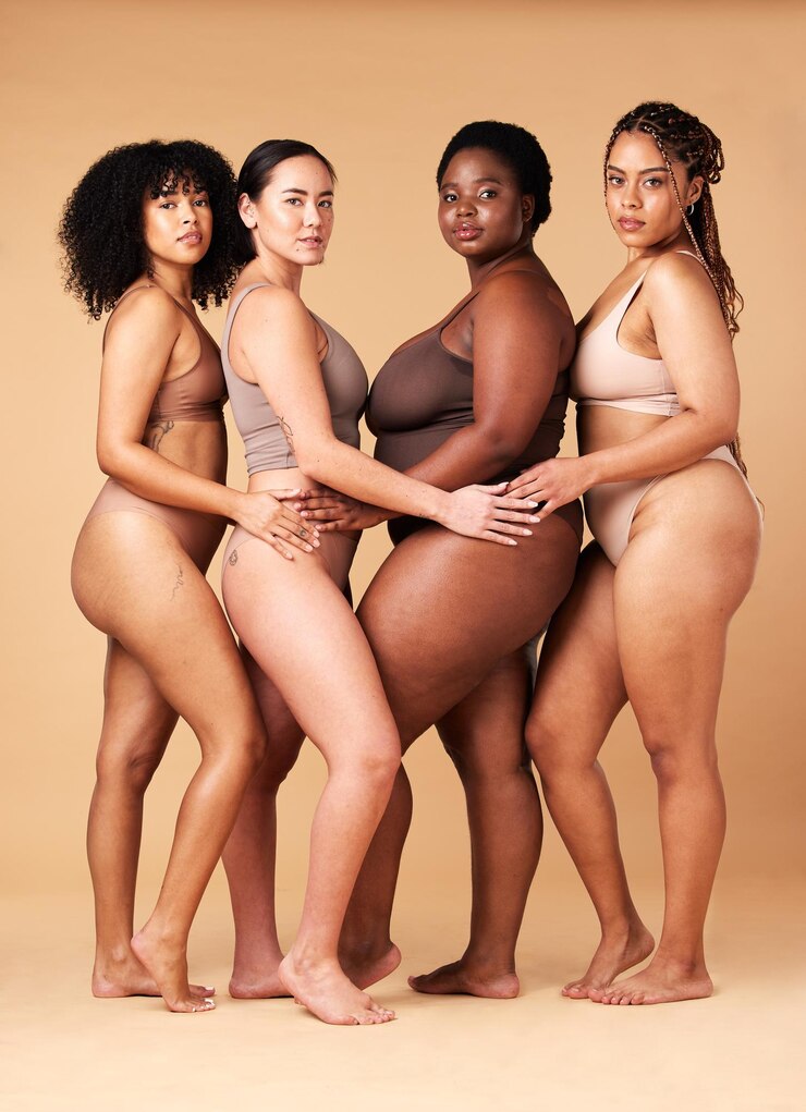 Foto diversidade mulheres retrato e corpo positividade amigos abraço para inclusão beleza e poder grupo de modelos de roupas íntimas fundo bege para celulite pernas orgulho e motivação para amor próprio ou cuidados com a pele