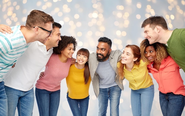 diversidade, raça, etnia e conceito de pessoas - grupo internacional de homens e mulheres felizes e sorridente durante as férias luzes de fundo