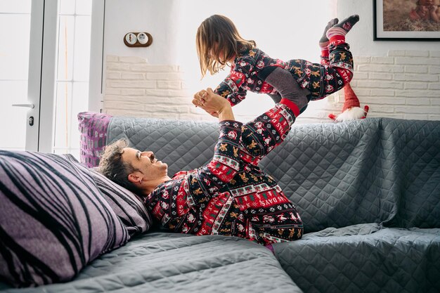 Diversión y amor con papá en Navidad