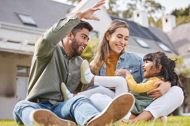 Diversión familia y jardín de la nueva casa con amor apoyo y reír con los padres y el niño patio trasero sonrisa y movimiento de la madre padre y la niña joven juntos con la unión al aire libre y bienes raíces