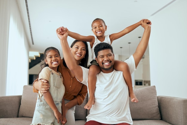 Diversión familiar negra y abrazo de padres con niños en un hogar familiar con felicidad y amor Retrato de niños felices madre y papá jugando en una casa nueva con una sonrisa de padres en un salón