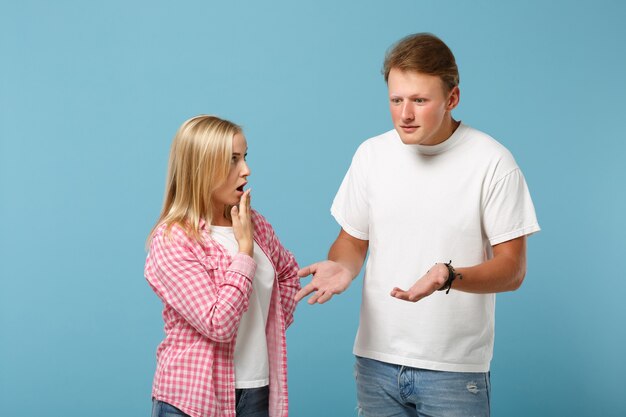 Diversión joven pareja dos amigos chico chica en blanco rosa diseño en blanco vacío camisetas posando