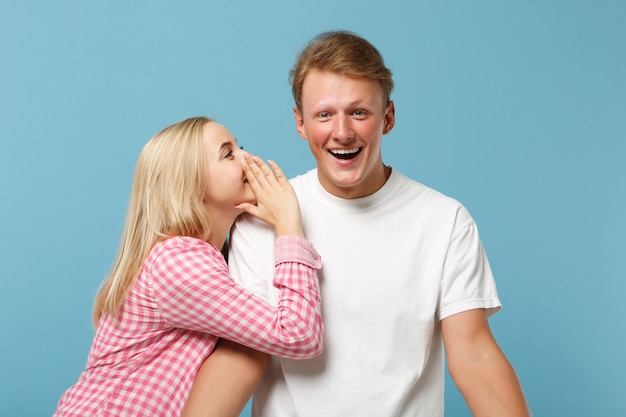 Diversión joven pareja dos amigos chico chica en blanco rosa diseño en blanco vacío camisetas posando