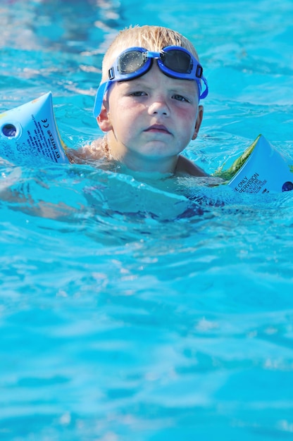 diversión en la piscina