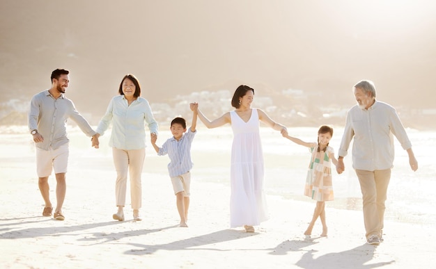 La diversión en la playa para toda la familia Toma completa de una feliz familia multigeneracional diversa en la playa