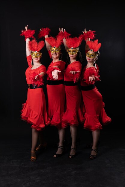 Diversión rojo posando negro joven felicidad persona cuatro vestido femenino vacaciones fondo oscuro atractivo