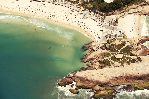 Diversión y sol junto a la costa rocosa Una vista de la ciudad de Río de Janeiro Brasil