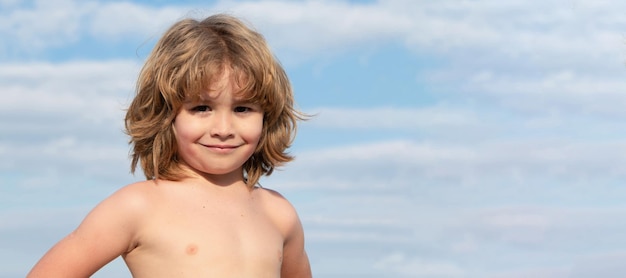 Diversión bajo el sol Retrato de niño sin camisa Niño feliz niño cielo fondo Verano Diseño de cartel horizontal Espacio de copia de encabezado de banner web