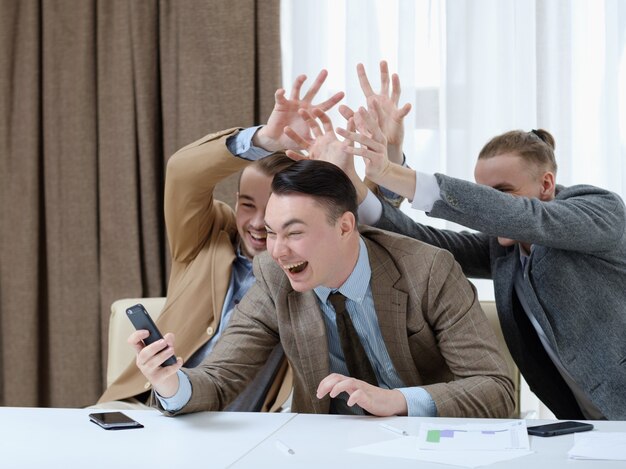 Foto diversión trabajo feliz riendo hombres de negocios tomar foto