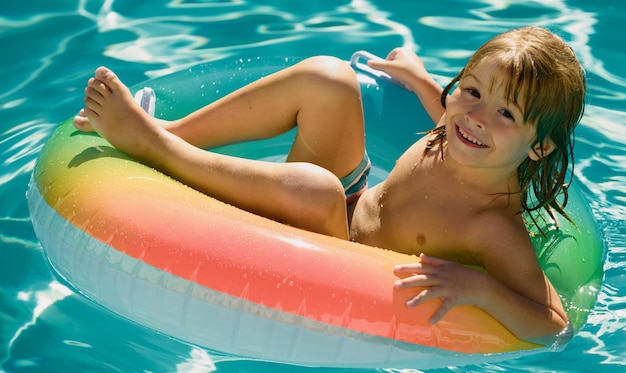 Diversión de vacaciones de verano Niño feliz divirtiéndose en la piscina Banner para espacio de copia de encabezado Póster para diseño web