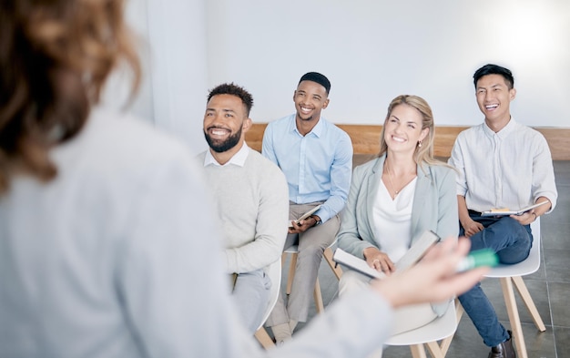 Diversität von Geschäftsleuten und Rednerpräsentation treffen Managerrede oder CEO mit Investitionsvorschlag Workshop Kommunikation und Finanzen Mentor Coaching Unterricht oder Training glückliches Verkaufsteam