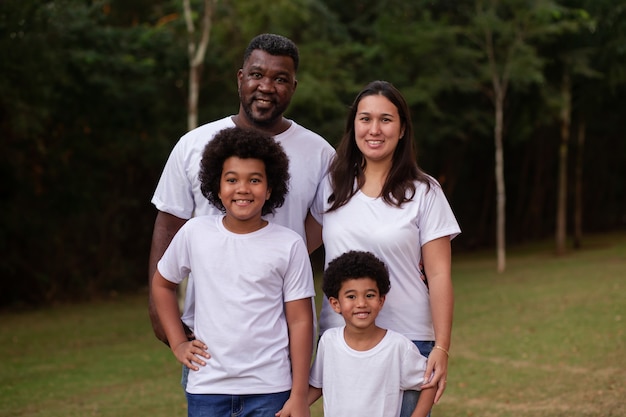 Diversity-Familie mit Afro-Vater und japanischer Mutter. schöne glückliche familie im park