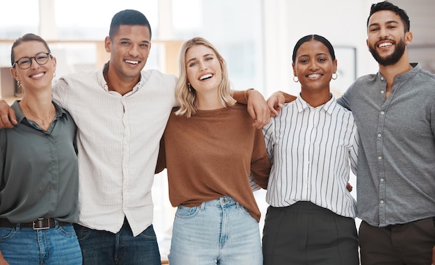 Diversity-Gruppe und glückliches Porträt im Geschäftsbüro oder Erfolg bei der Teamarbeit im Unternehmen Lächelnde Menschen und kreatives Team arbeiten zusammen oder Startup-Agentur für Grafikdesign-Projekt oder Zusammenarbeit