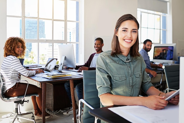 Diversity-Lächeln und Porträt einer Frau in einer Kreativagentur mit Mitarbeiter-Tablet und Erfolg beim Design-Startup Glücklicher Designer im Büroleiter oder Teamleiter, der an einem Marketingprojekt für digitale Inhalte arbeitet