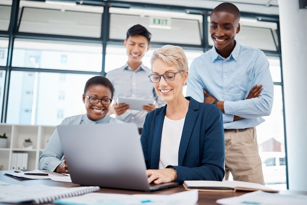 Diversity-Strategie und digitales Marketing-Team in einem Meeting über die Planung von Kommunikation und Innovation Teamwork-Coaching und glückliche Geschäftsleute, die gemeinsam an einem Gruppenprojekt in einem Büro arbeiten