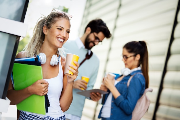 Foto diversity-studenten-freunde-universität teamwork-glück-ideen-konzept