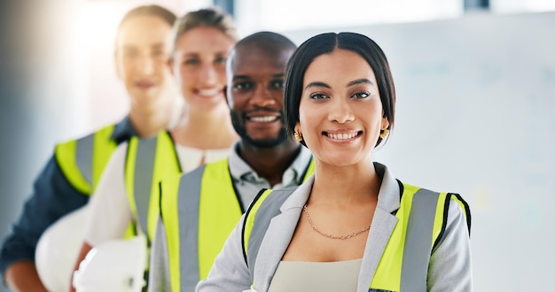 Diversity-Team und Porträt von Ingenieurmitarbeitern in einem Industriebüro Industriearbeiter, die gemeinsam an einem Standortentwicklungsprojekt in einem Unternehmensraum im Personallager arbeiten