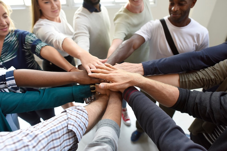 Foto diversity-teamarbeit mit verbundenen händen