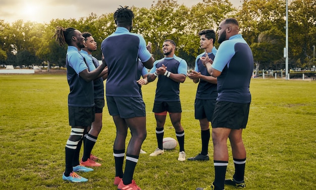 Diversity-Teams und Männer applaudieren im Sport für unterstützende Motivation oder Ziele auf dem Rasenplatz im Freien. Sportgruppe klatscht bei Fitness-Teamwork oder Erfolg für den Sieg im Spiel oder Spielsieg