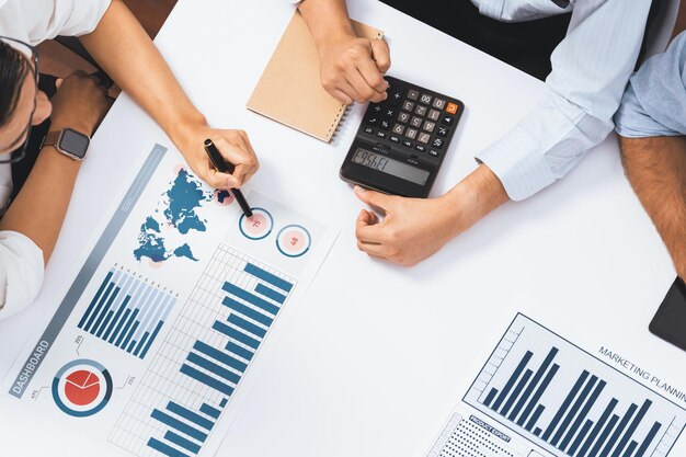 Diverso equipo de auditoría corporativa o contable de la empresa calcula la cuenta con prudencia