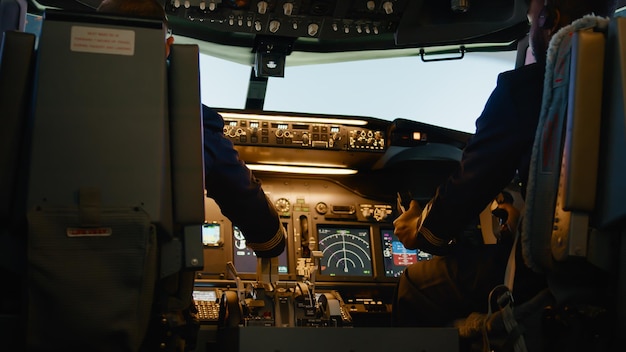 Foto diverso equipo de aviadores acelerando la palanca del motor para el despegue, usando el comando de la manija y el tablero para volar el avión. panel de control de navegación con interruptor de encendido en cabina.