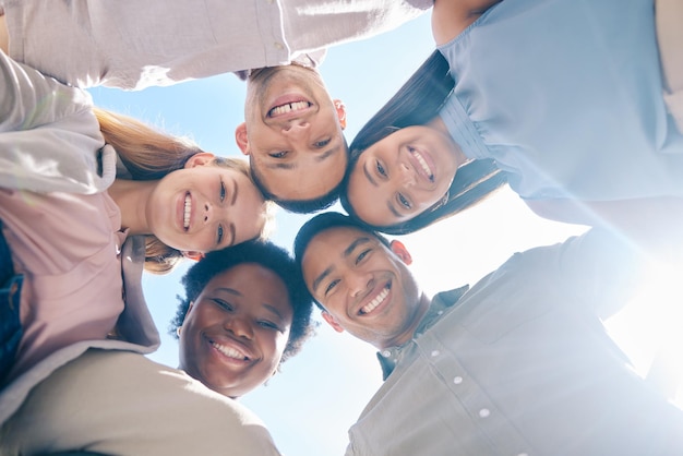 Diverso grupo de amigos en un grupo mostrando unidad, confianza y apoyo al aire libre en verano desde abajo Hombres y mujeres internacionales felices y jóvenes sonriendo equipo unido y alegre afuera