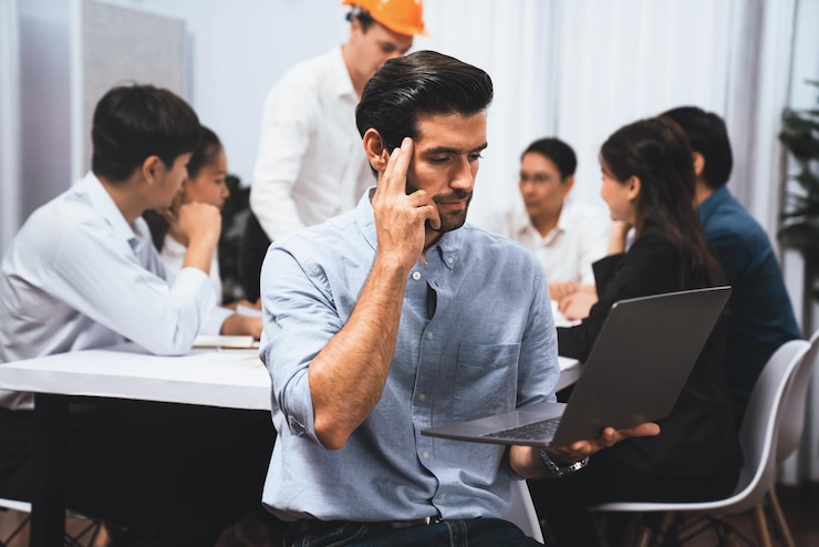 Foto diverso grupo de ingenieros civiles y clientes que trabajan en el arquitecto prudente