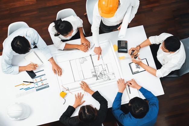 Diverso grupo de ingenieros civiles y clientes trabajando en el arquitecto Prudent