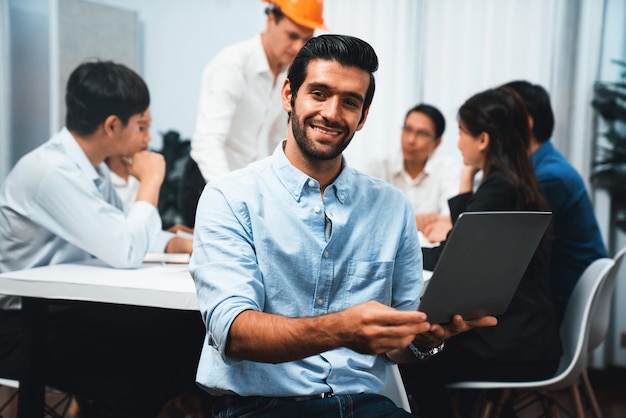 Diverso grupo de ingenieros civiles y clientes trabajando en el arquitecto Prudent