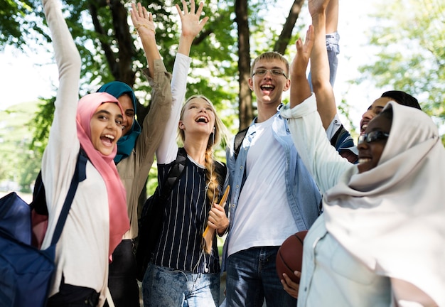 Diversos adolescentes em equipe juntos