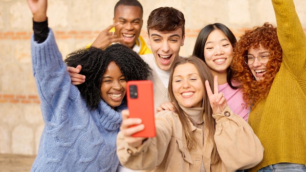 Diversos adolescentes tomando una selfie celebrando algo muy feliz