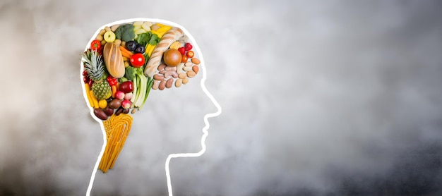 Foto diversos alimentos como verduras, frutas y guisantes en la cabeza humana nutrición para la salud del cerebro