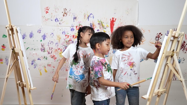 Diversos alunos pintaram ou desenharam tela na parede manchada na lição de arte erudição