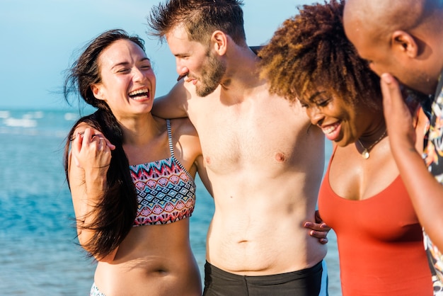 Diversos amigos divirtiéndose en la playa