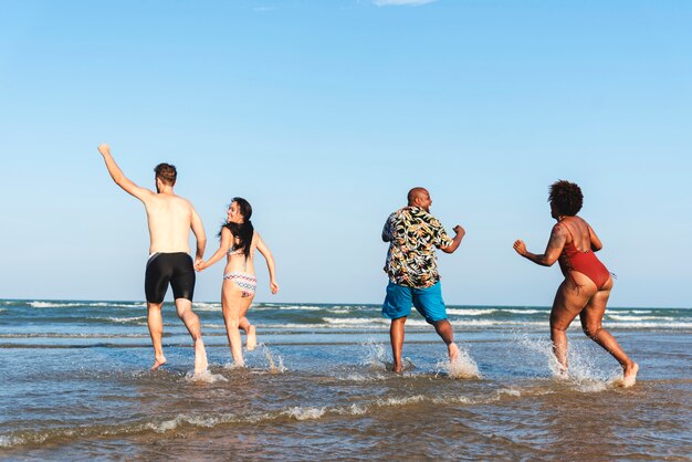 Diversos amigos divirtiéndose en la playa.