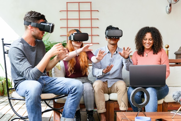 Diversos amigos explorando a realidade virtual juntos