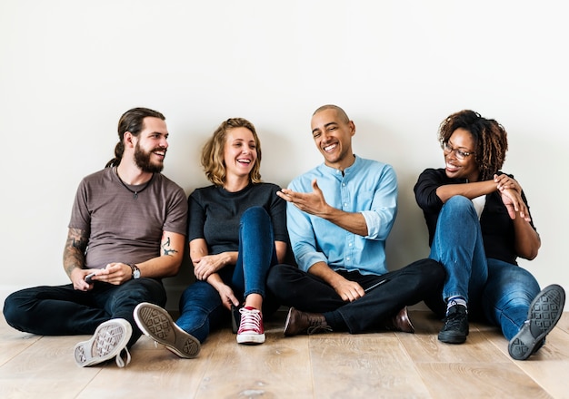 Foto diversos amigos hablando juntos