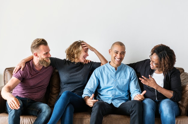 Foto diversos amigos hablando juntos