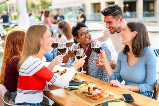 Diversos amigos pasando el rato en un pub al aire libre