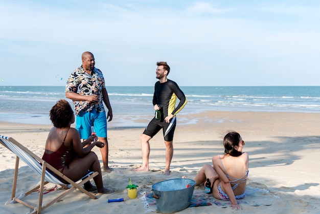 Diversos amigos se divertindo na praia