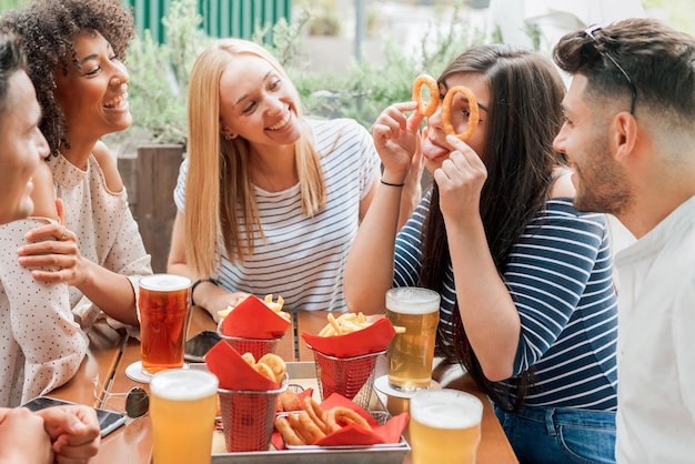 Diversos amigos sentados à mesa em um café rindo