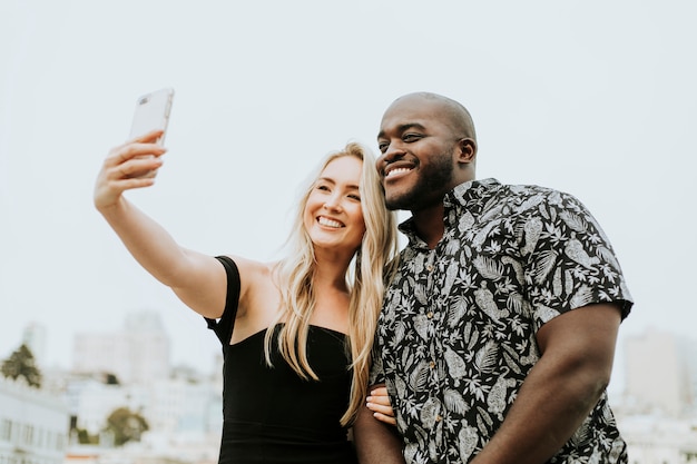 Diversos amigos tomando uma selfie em uma festa na cobertura