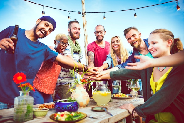 Diversos amigos del verano en la playa, concepto de trabajo en equipo divertido